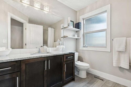 4509 19 Avenue Nw, Calgary, AB - Indoor Photo Showing Bathroom