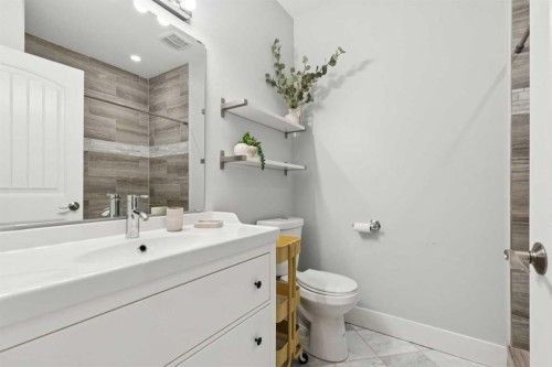 4509 19 Avenue Nw, Calgary, AB - Indoor Photo Showing Bathroom