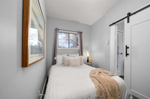207 31 Avenue Nw, Calgary, AB - Indoor Photo Showing Bedroom