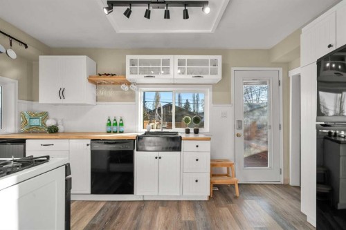 207 31 Avenue Nw, Calgary, AB - Indoor Photo Showing Kitchen
