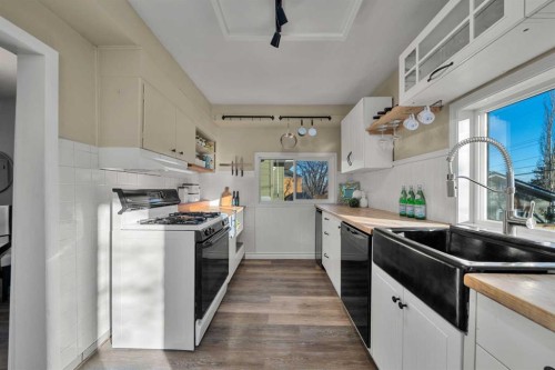 207 31 Avenue Nw, Calgary, AB - Indoor Photo Showing Kitchen With Double Sink
