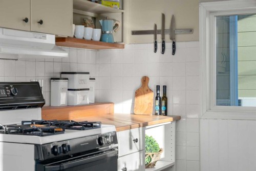207 31 Avenue Nw, Calgary, AB - Indoor Photo Showing Kitchen