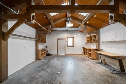 207 31 Avenue Nw, Calgary, AB - Indoor Photo Showing Garage