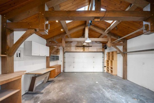 207 31 Avenue Nw, Calgary, AB - Indoor Photo Showing Garage