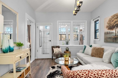207 31 Avenue Nw, Calgary, AB - Indoor Photo Showing Living Room