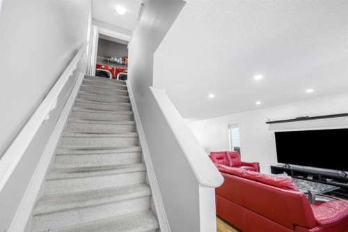 102 Evansford Grove Nw, Calgary, AB - Indoor Photo Showing Other Room