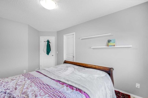 102 Evansford Grove Nw, Calgary, AB - Indoor Photo Showing Bedroom
