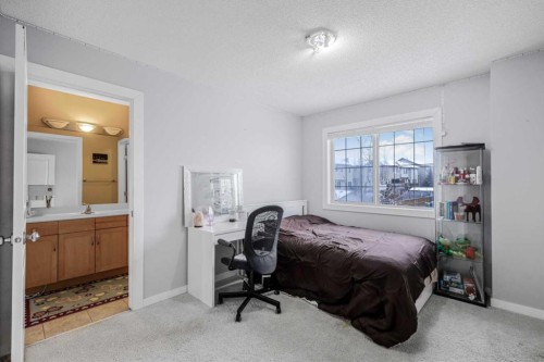 102 Evansford Grove Nw, Calgary, AB - Indoor Photo Showing Bedroom