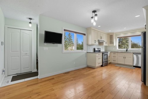 108 Falchurch Crescent Ne, Calgary, AB - Indoor Photo Showing Kitchen
