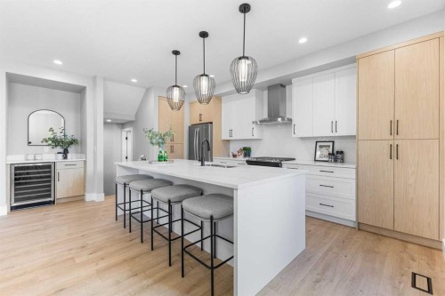 100 West Glen Crescent Sw, Calgary, AB - Indoor Photo Showing Kitchen With Upgraded Kitchen