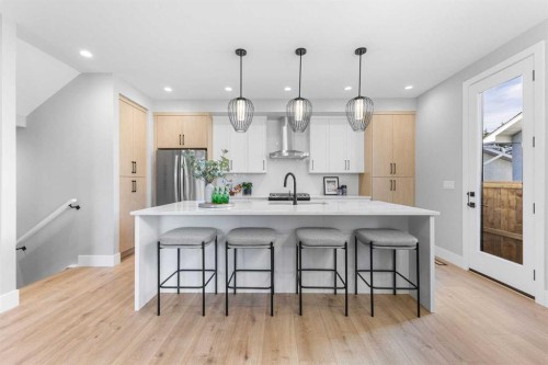 100 West Glen Crescent Sw, Calgary, AB - Indoor Photo Showing Kitchen With Upgraded Kitchen