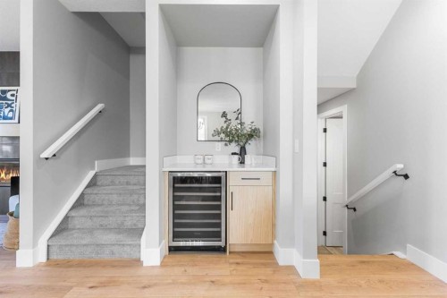 100 West Glen Crescent Sw, Calgary, AB - Indoor Photo Showing Other Room