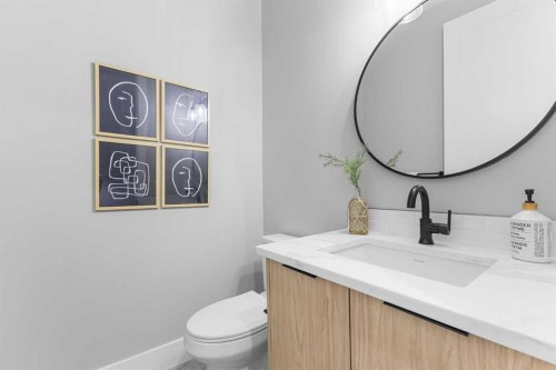 100 West Glen Crescent Sw, Calgary, AB - Indoor Photo Showing Bathroom