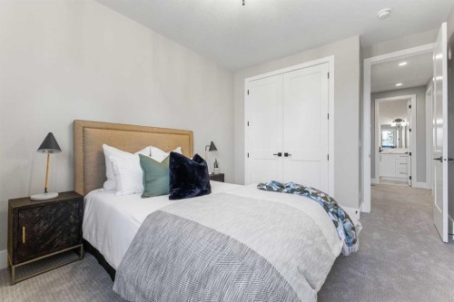 100 West Glen Crescent Sw, Calgary, AB - Indoor Photo Showing Bedroom