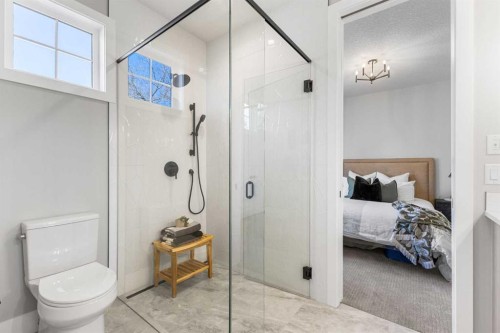 100 West Glen Crescent Sw, Calgary, AB - Indoor Photo Showing Bathroom