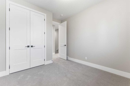 100 West Glen Crescent Sw, Calgary, AB - Indoor Photo Showing Other Room