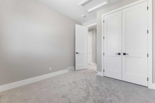 100 West Glen Crescent Sw, Calgary, AB - Indoor Photo Showing Other Room