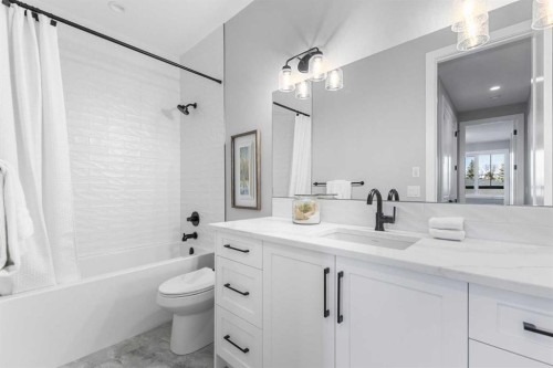 100 West Glen Crescent Sw, Calgary, AB - Indoor Photo Showing Bathroom