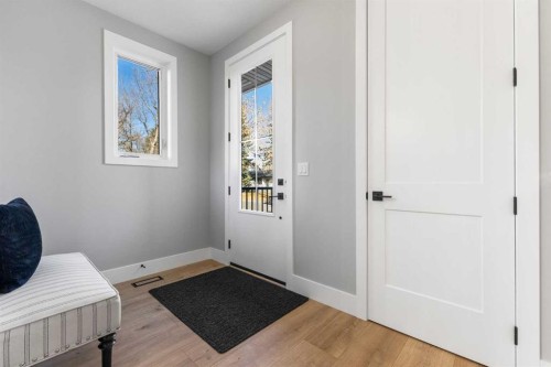 100 West Glen Crescent Sw, Calgary, AB - Indoor Photo Showing Other Room