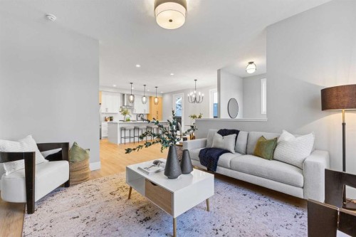 100 West Glen Crescent Sw, Calgary, AB - Indoor Photo Showing Living Room