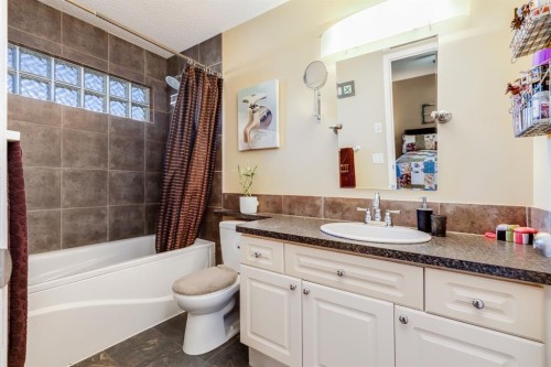 1808 Meadowbrook Gate Se, Airdrie, AB - Indoor Photo Showing Bathroom