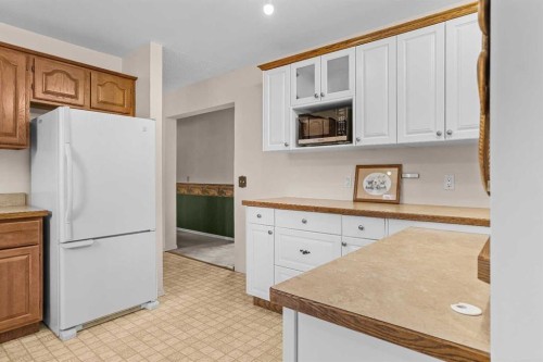 113 Larch Place, Canmore, AB - Indoor Photo Showing Kitchen