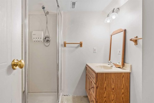 113 Larch Place, Canmore, AB - Indoor Photo Showing Bathroom