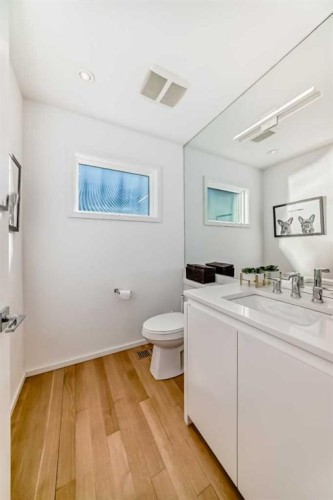 1128 Riverdale Avenue Sw, Calgary, AB - Indoor Photo Showing Bathroom
