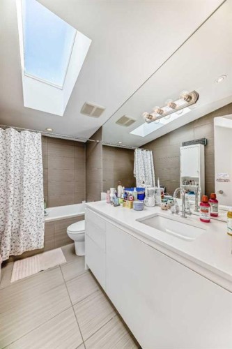 1128 Riverdale Avenue Sw, Calgary, AB - Indoor Photo Showing Bathroom