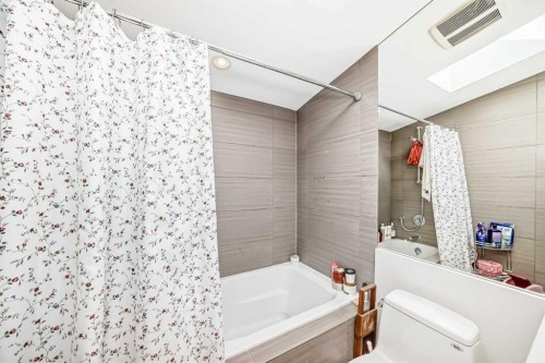 1128 Riverdale Avenue Sw, Calgary, AB - Indoor Photo Showing Bathroom