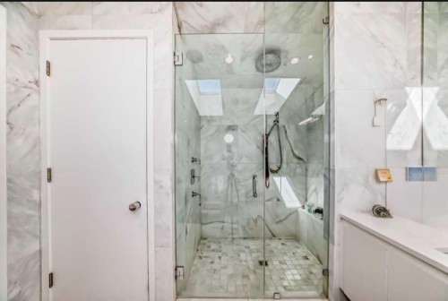 1128 Riverdale Avenue Sw, Calgary, AB - Indoor Photo Showing Bathroom