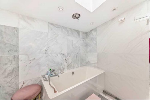 1128 Riverdale Avenue Sw, Calgary, AB - Indoor Photo Showing Bathroom