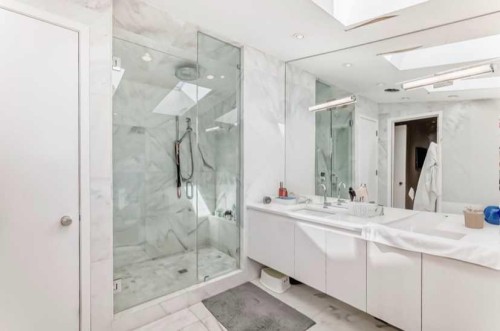 1128 Riverdale Avenue Sw, Calgary, AB - Indoor Photo Showing Bathroom