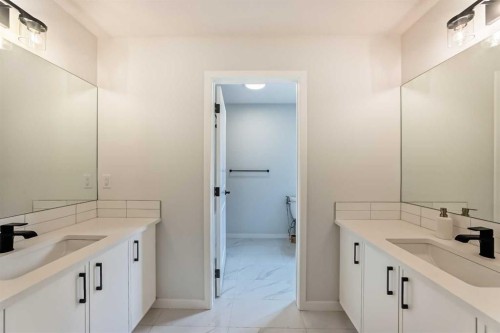 16 Lucas Passage Nw, Calgary, AB - Indoor Photo Showing Bathroom