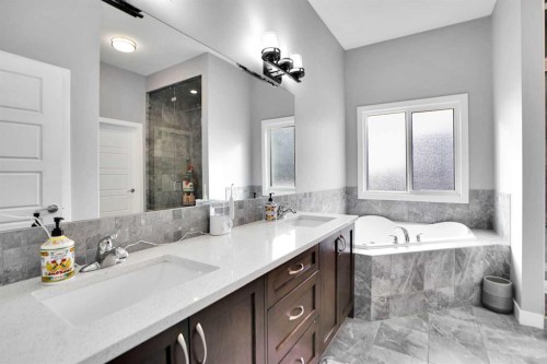 3 Muirfield Close, Lyalta, AB - Indoor Photo Showing Bathroom