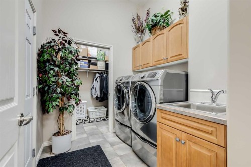 7 Filbert Close, Sylvan Lake, AB - Indoor Photo Showing Laundry Room