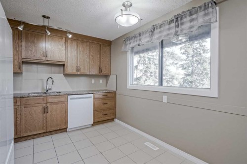 20-27 Silver Springs Drive Nw, Calgary, AB - Indoor Photo Showing Kitchen