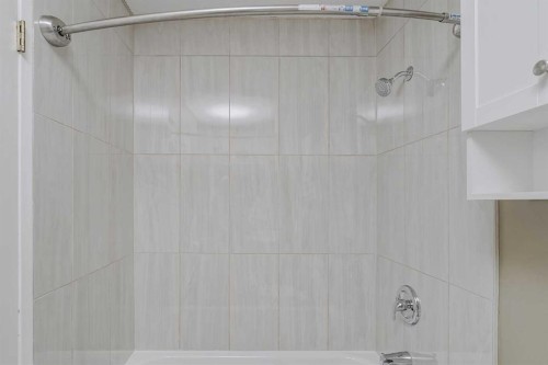 20-27 Silver Springs Drive Nw, Calgary, AB - Indoor Photo Showing Bathroom