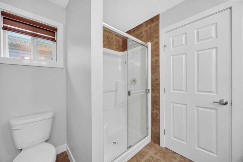 320 Nolancrest Circle Nw, Calgary, AB - Indoor Photo Showing Bathroom