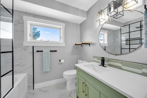 122 Hawkstone Drive Nw, Calgary, AB - Indoor Photo Showing Bathroom