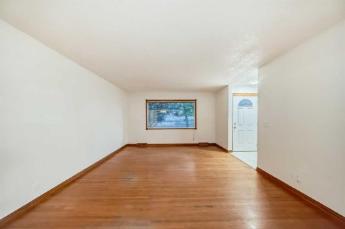 5924 Centre Street Ne, Calgary, AB - Indoor Photo Showing Other Room