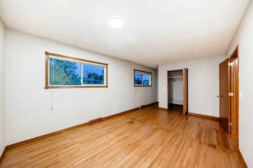 5924 Centre Street Ne, Calgary, AB - Indoor Photo Showing Other Room