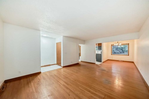 5924 Centre Street Ne, Calgary, AB - Indoor Photo Showing Other Room