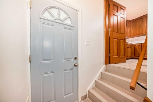 5924 Centre Street Ne, Calgary, AB - Indoor Photo Showing Other Room