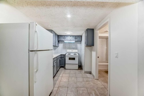 5924 Centre Street Ne, Calgary, AB - Indoor Photo Showing Kitchen