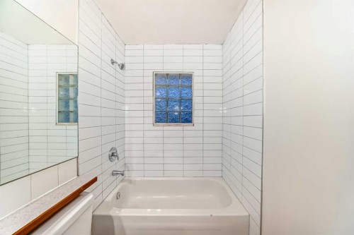 5924 Centre Street Ne, Calgary, AB - Indoor Photo Showing Bathroom
