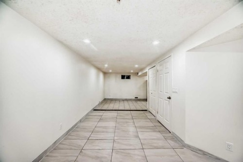 5924 Centre Street Ne, Calgary, AB - Indoor Photo Showing Other Room