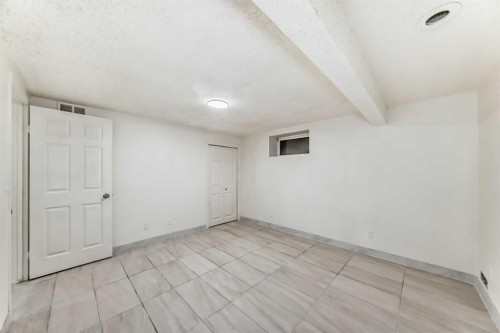 5924 Centre Street Ne, Calgary, AB - Indoor Photo Showing Other Room