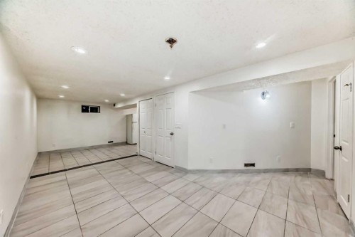 5924 Centre Street Ne, Calgary, AB - Indoor Photo Showing Other Room