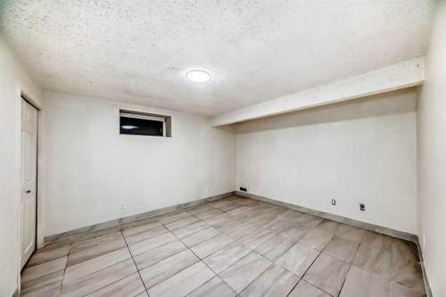 5924 Centre Street Ne, Calgary, AB - Indoor Photo Showing Other Room